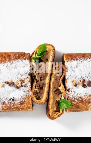 Strudel de pomme maison, isolé sur le blanc Banque D'Images