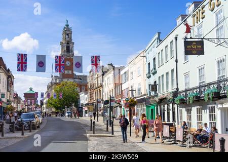 Les gens magasinent dans les boutiques de Colchester High Street et l'hôtel de ville de Colchester Centre-ville de Colchester Essex Angleterre GB Europe Banque D'Images