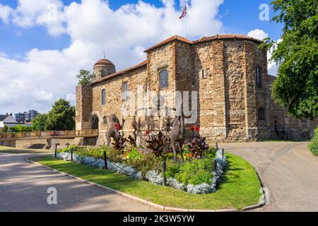Lits de fleurs devant le château de Colchester un château normand dans le parc du château de Colchester Essex Angleterre GB Europe Banque D'Images