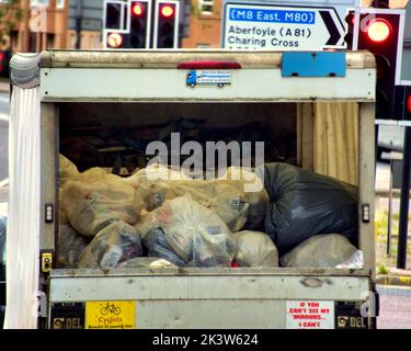 Vêtements de recyclage en sacs à l'arrière d'un camion Glasgow, Écosse, Royaume-Uni Banque D'Images