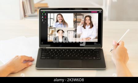 Chat Web. Formation à distance. Formation en ligne. Classe numérique. Joyeux groupe d'étudiants multiraciaux divers écoutant la leçon d'enseignant dans les écouteurs sur le lapto Banque D'Images