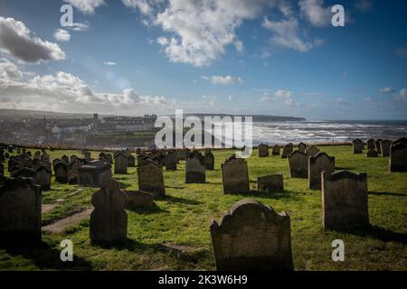 Vue depuis le cimetière de St. Mary vers le front de mer de Whitby, Yorkshire, Royaume-Uni Banque D'Images