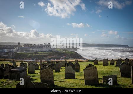 Vue depuis le cimetière de St. Mary vers le front de mer de Whitby, Yorkshire, Royaume-Uni Banque D'Images