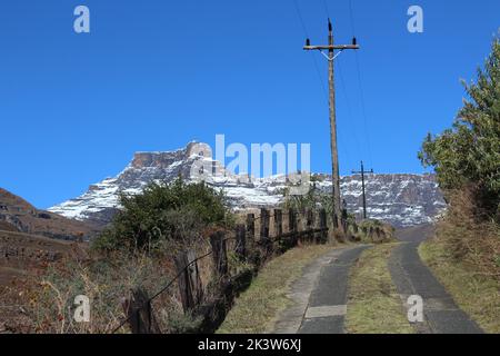 Chemin sinueux à travers les montagnes enneigées du Drakensberg, Afrique du Sud Banque D'Images