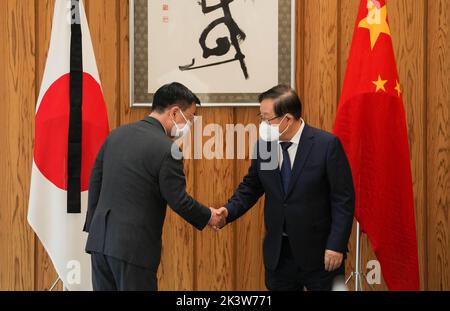 Tokyo, Japon. 28th septembre 2022. WAN Gang (R), représentant du gouvernement chinois et vice-président du Comité national de la Conférence consultative politique du peuple chinois, rencontre le secrétaire général du Cabinet japonais, Hirokazu Matsuno, à Tokyo, au Japon, le 28 septembre 2022. Credit: Zhang Xiaoyu/Xinhua/Alay Live News Banque D'Images