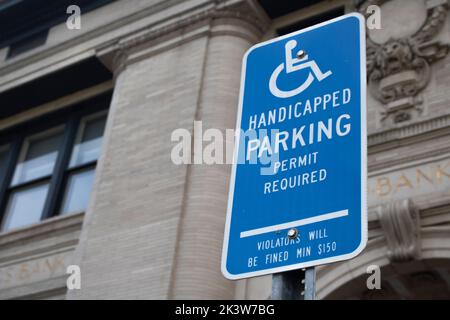 Panneau de stationnement réservé aux automobilistes permis de stationnement obligatoire les contrevenants seront condamnés à une amende minimale de $150 Banque D'Images
