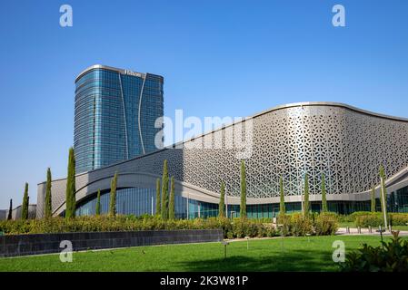 TACHKENT, OUZBÉKISTAN - 03 SEPTEMBRE 2022 : hôtel Hilton moderne en gros plan. Tachkent, Ouzbékistan Banque D'Images