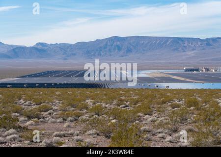 Grand complexe de production d'énergie photovoltaïque dans la vallée d'El Dorado près de Boulder, Nevada, dans le désert de Mojave. Banque D'Images