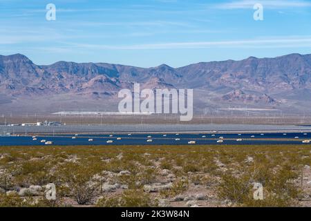 Grand complexe de production d'énergie photovoltaïque dans la vallée d'El Dorado près de Boulder, Nevada, dans le désert de Mojave. Banque D'Images