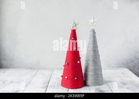 Carte de vœux de Noël avec cornets de Noël en fil. Deux arbres de Noël faits main avec espace pour vos félicitations Banque D'Images