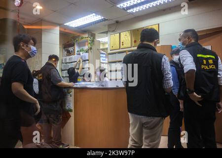 Des policiers enquêtent à la clinique du docteur Wong Ping-leung à Hing Wah Plaza, Chai WAN. Le Dr Wong de Chai WAN, le Dr Charlie Yan Kam-Sun de Yuen long et le Dr Amy Lam Ding-Yee de Tin Shui Wai ont été arrêtés pour avoir délivré illégalement des certificats d'exemption de vaccination Covid-19. 22SEP22 Jelly TSE / SCMP Banque D'Images