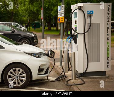 Une voiture Renault EV blanche se recharge à Gridserve dans la station de charge Instavolt Banque D'Images