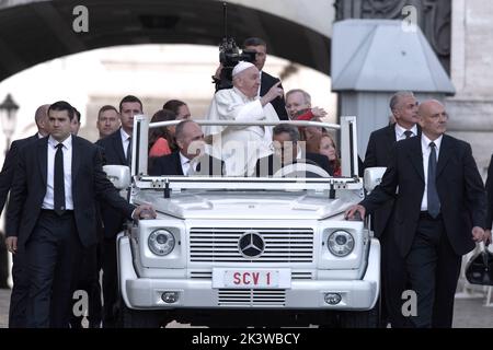 Vatican, Vatican, le 28 septembre 2022. Le pape François arrive pour son audience générale hebdomadaire sur la place Saint-Pierre. Crédit: Maria Grazia Picciarella/Alay Live News Banque D'Images