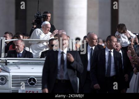 Vatican, Vatican, le 28 septembre 2022. Le pape François arrive pour son audience générale hebdomadaire sur la place Saint-Pierre. Crédit: Maria Grazia Picciarella/Alay Live News Banque D'Images