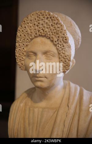 Buste d'une femme. Fin 1st-début 2nd siècle D. marbre insulaire. Musée Barracco de sculptures anciennes. Rome. Italie. Banque D'Images