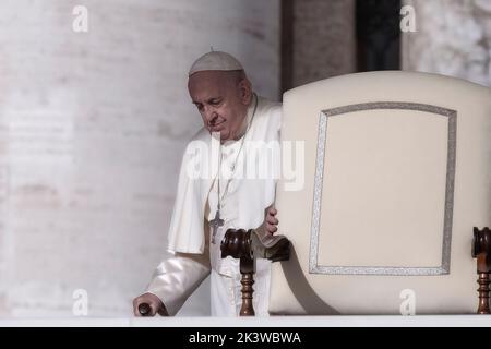 Vatican, Vatican, le 28 septembre 2022. Le pape François arrive pour son audience générale hebdomadaire sur la place Saint-Pierre. Crédit: Maria Grazia Picciarella/Alay Live News Banque D'Images