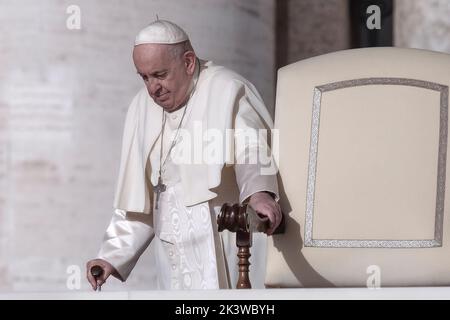 Vatican, Vatican, le 28 septembre 2022. Le pape François arrive pour son audience générale hebdomadaire sur la place Saint-Pierre. Crédit: Maria Grazia Picciarella/Alay Live News Banque D'Images