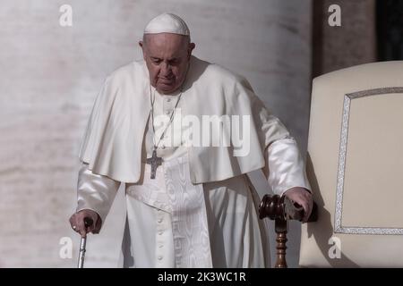 Vatican, Vatican, le 28 septembre 2022. Le pape François arrive pour son audience générale hebdomadaire sur la place Saint-Pierre. Crédit: Maria Grazia Picciarella/Alay Live News Banque D'Images