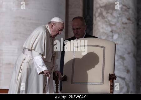 Vatican, Vatican, le 28 septembre 2022. Le pape François arrive pour son audience générale hebdomadaire sur la place Saint-Pierre. Crédit: Maria Grazia Picciarella/Alay Live News Banque D'Images