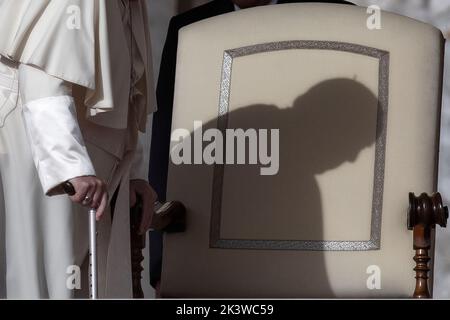 Vatican, Vatican, le 28 septembre 2022. Le pape François arrive pour son audience générale hebdomadaire sur la place Saint-Pierre. Crédit: Maria Grazia Picciarella/Alay Live News Banque D'Images