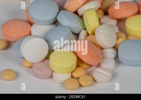 Médicaments (comprimés, capsules, pilules) de différentes tailles et couleurs, empilés en vrac. Concepts de maladie, de traitement et de surconsommation médicale Banque D'Images