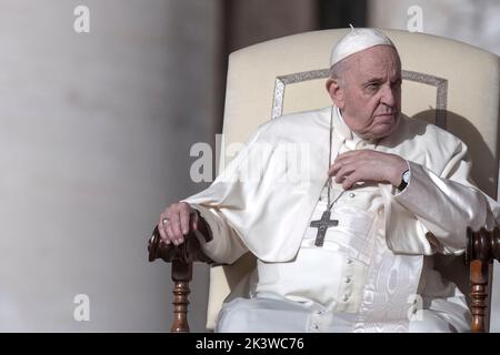 Vatican, Vatican, le 28 septembre 2022. Le pape François lors de son audience générale hebdomadaire sur la place Saint-Pierre. Crédit: Maria Grazia Picciarella/Alay Live News Banque D'Images