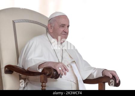 Vatican, Vatican, le 28 septembre 2022. Le pape François lors de son audience générale hebdomadaire sur la place Saint-Pierre. Crédit: Maria Grazia Picciarella/Alay Live News Banque D'Images