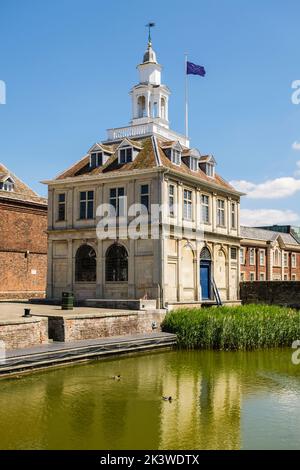 L'ancienne Custom House 1683 de l'autre côté de l'eau. Purfleet Quay, Kings Lynn, Norfolk, Angleterre, Royaume-Uni, Grande-Bretagne Banque D'Images