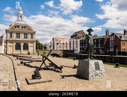 Statue de bronze à la mémoire du capitaine George Vancouver, près de l'ancienne Custom House. Purfleet Quay, Kings Lynn, Norfolk, Angleterre, Royaume-Uni, Grande-Bretagne Banque D'Images