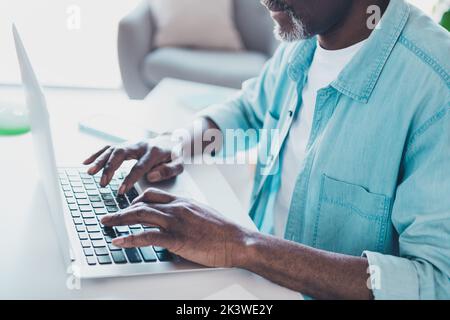 Photo rognée d'un programmeur expérimenté et expérimenté, homme d'affaires, travaillant à partir d'un e-mail de saisie à domicile Banque D'Images