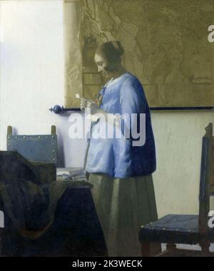 Femme en bleu lisant une lettre artiste: Johannes Vermeer Banque D'Images