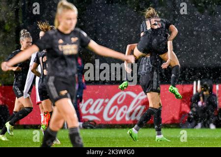 DUIVENDRECHT, PAYS-BAS - SEPTEMBRE 28 : Vivianne Miedema d'Arsenal célèbre après avoir marquant le premier but de son équipe, Katie McCabe d'Arsenal (en haut) lors du match de qualification de l'UEFA Women's Champions League entre Ajax Amsterdam et le FC Arsenal à de Toekomst sur 28 septembre 2022 à Duivendrecht, pays-Bas (photo de Jan Mulder/Orange Pictures) Banque D'Images