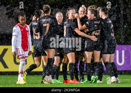 DUIVENDRECHT, PAYS-BAS - SEPTEMBRE 28 : Vivianne Miedema d'Arsenal célèbre après avoir marquant son premier but d'équipe, Caitlin Foord d'Arsenal Steph Catley d'Arsenal, Lia Walti d'Arsenal, Katie McCabe d'Arsenal, Lotte Wubben-Moy d'Arsenal lors du match de qualification de la Ligue des champions de l'UEFA entre Ajax Amsterdam et le FC Arsenal à de Toekomst sur 28 septembre 2022 à Duivendrecht, pays-Bas (photo de Jan Mulder/Orange Pictures) Banque D'Images