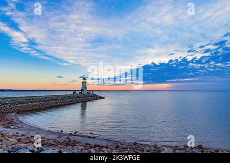 Vue sur le phare au coucher du soleil dans le lac Hefner à Oklahoma Banque D'Images