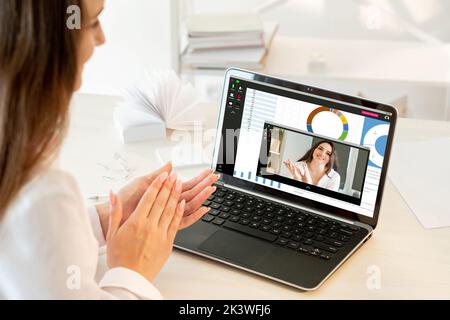 Chat Web. Coopération en ligne. Téléconférence professionnelle. Pandémie de FCMH. Femmes d'affaires réussies partenaires travaillant à la maison avec des graphiques sur la Banque D'Images