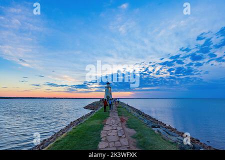 Oklahoma, 27 2022 AOÛT - vue sur le phare au coucher du soleil dans le lac Hefner Banque D'Images