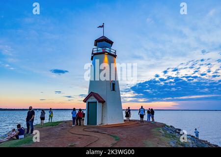 Oklahoma, 27 2022 AOÛT - vue sur le phare au coucher du soleil dans le lac Hefner Banque D'Images