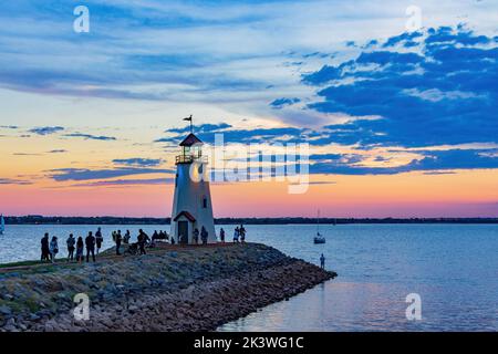 Oklahoma, 27 2022 AOÛT - vue sur le phare au coucher du soleil dans le lac Hefner Banque D'Images