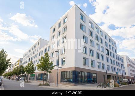 Heidelberg, Allemagne: 12 septembre 2022: Environnement vivant avec des logements modernes dans la ville de Bahnstadt, une zone de développement de maisons passives à Heidelberg, Germ Banque D'Images