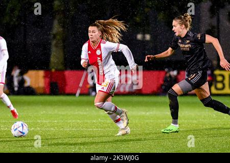 DUIVENDRECHT, PAYS-BAS - SEPTEMBRE 28 : Victoria Pelova d'Ajax, Vivianne Miedema d'Arsenal pendant le match de qualification de la Ligue des champions de l'UEFA entre Ajax Amsterdam et le FC Arsenal à de Toekomst sur 28 septembre 2022 à Duivendrecht, pays-Bas (photo de Jan Mulder/Orange Pictures) Banque D'Images