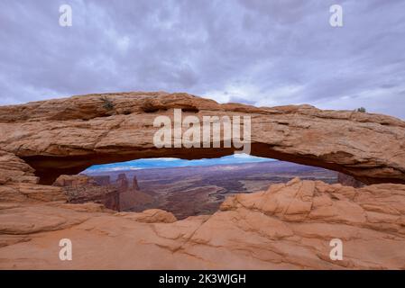 Vue sur l'une des célèbres Mesa Arch dans le parc national de Canyonlands avec vue sur la vallée derrière dans l'Utah USA Banque D'Images