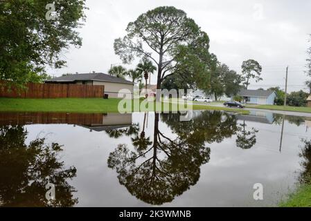 Comté de Brevard, Floride, États-Unis 28 septembre 2022. Inondation de rue et panneaux vers le bas avant l'arrivée de l'ouragan Ian dans le comté de Brevard en Floride, avec l'arrivée de Palm Bay, Melbourne Beach, Indialantic, Indian Harbour Beach et satellite Beach. Crédit photo : Julian Leek/Alay Live News Banque D'Images