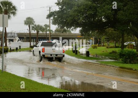 Comté de Brevard, Floride, États-Unis 28 septembre 2022. Inondation de rue et panneaux vers le bas avant l'arrivée de l'ouragan Ian dans le comté de Brevard en Floride, avec l'arrivée de Palm Bay, Melbourne Beach, Indialantic, Indian Harbour Beach et satellite Beach. Crédit photo : Julian Leek/Alay Live News Banque D'Images