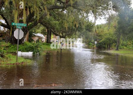 Comté de Brevard, Floride, États-Unis 28 septembre 2022. Inondation de rue et panneaux vers le bas avant l'arrivée de l'ouragan Ian dans le comté de Brevard en Floride, avec l'arrivée de Palm Bay, Melbourne Beach, Indialantic, Indian Harbour Beach et satellite Beach. Crédit photo : Julian Leek/Alay Live News Banque D'Images
