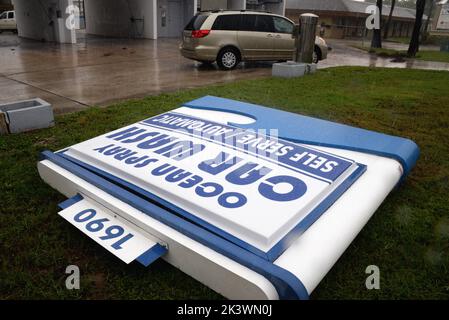 Comté de Brevard, Floride, États-Unis 28 septembre 2022. Inondation de rue et panneaux vers le bas avant l'arrivée de l'ouragan Ian dans le comté de Brevard en Floride, avec l'arrivée de Palm Bay, Melbourne Beach, Indialantic, Indian Harbour Beach et satellite Beach. Crédit photo : Julian Leek/Alay Live News Banque D'Images