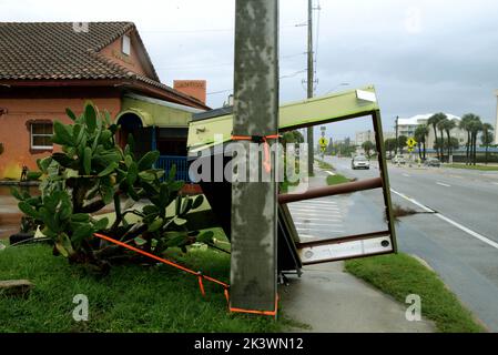 Comté de Brevard, Floride, États-Unis 28 septembre 2022. Inondation de rue et panneaux vers le bas avant l'arrivée de l'ouragan Ian dans le comté de Brevard en Floride, avec l'arrivée de Palm Bay, Melbourne Beach, Indialantic, Indian Harbour Beach et satellite Beach. Crédit photo : Julian Leek/Alay Live News Banque D'Images