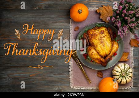 Thanksgiving. Poulet rôti ou dinde pour un dîner festif sur une table en bois. Concept de Thanksgiving Banque D'Images