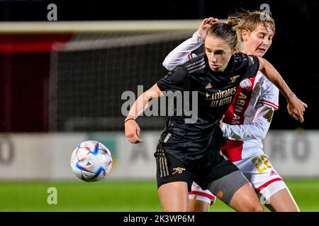 DUIVENDRECHT, PAYS-BAS - SEPTEMBRE 28 : Vivianne Miedema d'Arsenal, ISA Kardinaal d'Ajax lors du match de qualification de la Ligue des champions des femmes de l'UEFA entre Ajax Amsterdam et le FC Arsenal à de Toekomst sur 28 septembre 2022 à Duivendrecht, pays-Bas (photo de Jan Mulder/Orange Pictures) Banque D'Images