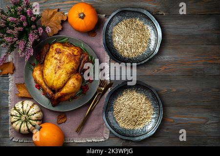 Table festive, poulet rôti ou dinde pour le jour de Thanksgiving sur table en bois. Poulet frit, citrouilles pour le dîner de Thanksgiving. Thanksgiving, Banque D'Images