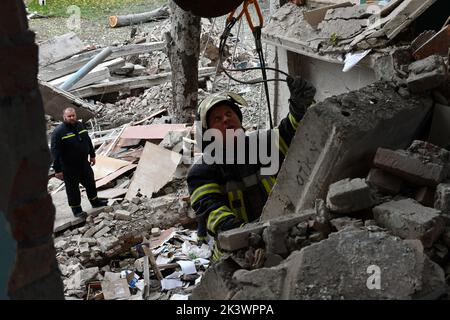 Mykolaivka, Ukraine. 28th septembre 2022. Les sauveteurs travaillent sur un site d'une école secondaire qui a été lourdement endommagé par les bombardements russes à Mykolaivka. Dmitry Peskov, attaché de presse du président russe, a déclaré que la Russie poursuivra la guerre même après des référendums fictives, et qu'elle visera à occuper tout le territoire de l'oblast de Donetsk. (Photo par Andriy Andriyenko/SOPA Images/Sipa USA) crédit: SIPA USA/Alay Live News Banque D'Images
